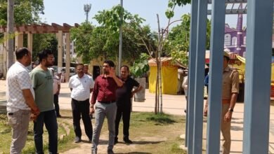 वाराणसी में यातायात व्यवस्था सुधारने को लेकर नगर आयुक्त हिमांशु नागपाल ने मैदागिन, बेनियाबाग और सारनाथ क्षेत्रों का निरीक्षण किया। पार्किंग स्थलों के चिन्हांकन, चौराहों के सौंदर्यीकरण, वेंडिंग जोन और फूड स्ट्रीट विकसित करने के निर्देश दिए गए। साथ ही बेनियाबाग पार्क के रखरखाव में लापरवाही पर कार्यदायी संस्था को चेतावनी दी गई।