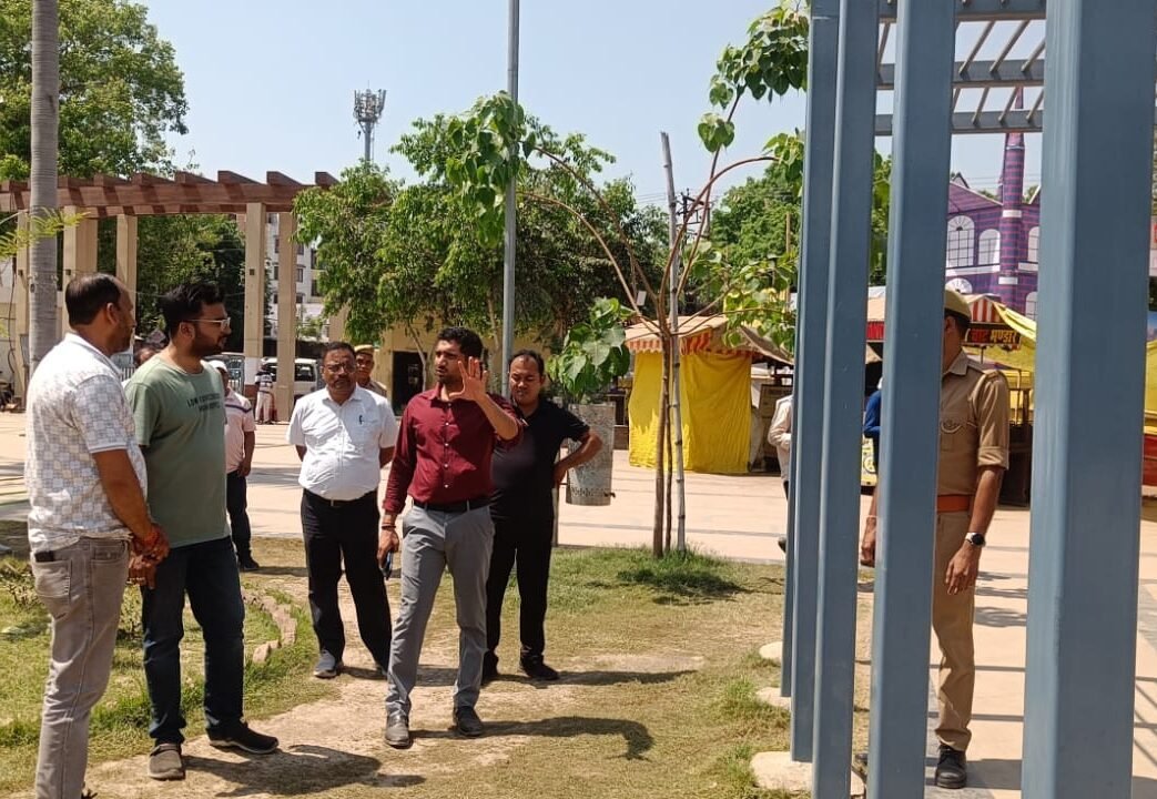 वाराणसी में यातायात व्यवस्था सुधारने को लेकर नगर आयुक्त हिमांशु नागपाल ने मैदागिन, बेनियाबाग और सारनाथ क्षेत्रों का निरीक्षण किया। पार्किंग स्थलों के चिन्हांकन, चौराहों के सौंदर्यीकरण, वेंडिंग जोन और फूड स्ट्रीट विकसित करने के निर्देश दिए गए। साथ ही बेनियाबाग पार्क के रखरखाव में लापरवाही पर कार्यदायी संस्था को चेतावनी दी गई।