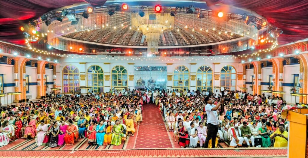 वाराणसी के शहर दक्षिणी क्षेत्र में नवरात्र अष्टमी पर मातृशक्ति अभिनंदन कार्यक्रम आयोजित हुआ, जिसमें 1500 से अधिक महिलाओं का सम्मान किया गया। विधायक डॉ. नीलकंठ तिवारी के नेतृत्व में आयोजित इस कार्यक्रम में अंगवस्त्र ओढ़ाकर और पुष्पवर्षा कर महिलाओं का स्वागत किया गया। कार्यक्रम में महिला सशक्तिकरण और सनातन संस्कृति के महत्व पर जोर दिया गया।