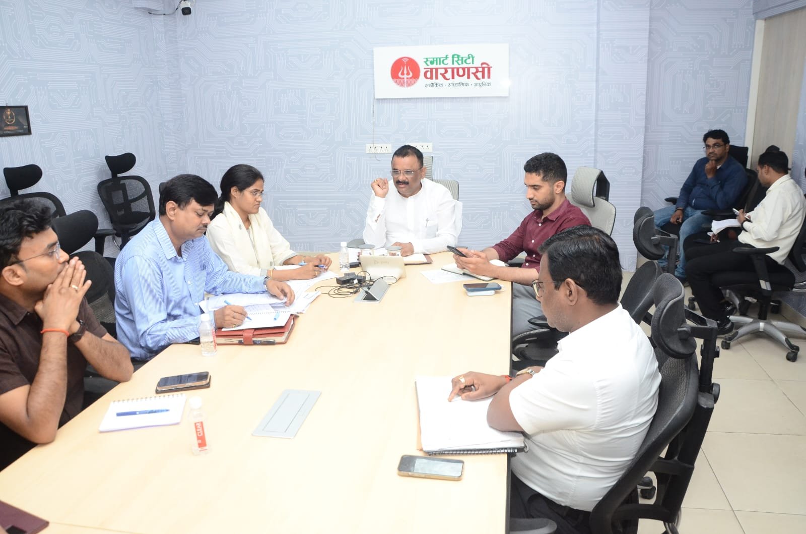 चैत्र नवरात्र को देखते हुए वाराणसी नगर निगम ने बड़ा निर्णय लिया है। नगर निगम सीमा के भीतर सभी मीट, मुर्गा और मछली की दुकानें नवरात्र के दौरान बंद रहेंगी। महापौर अशोक कुमार तिवारी की अध्यक्षता में हुई बैठक में मंदिरों की ओर जाने वाले मार्गों की मरम्मत, स्वच्छता व्यवस्था, पेयजल आपूर्ति और मार्ग प्रकाश को दुरुस्त रखने के निर्देश अधिकारियों को दिए गए।