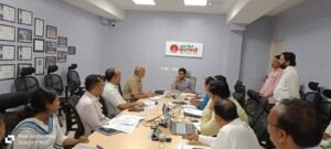 वाराणसी में ट्रैफिक जाम की समस्या कम करने के लिए नगर निगम ने पार्किंग प्रबंधन को व्यवस्थित करने की पहल तेज कर दी है। नगर आयुक्त हिमांशु नागपाल की अध्यक्षता में हुई बैठक में निजी पार्किंग संचालकों से एक सप्ताह में डेटा मांगा गया। साथ ही शहर में जाम कम करने के लिए ऑटो और ई-रिक्शा के लिए पिक-एंड-ड्रॉप व्यवस्था लागू करने पर भी चर्चा हुई।