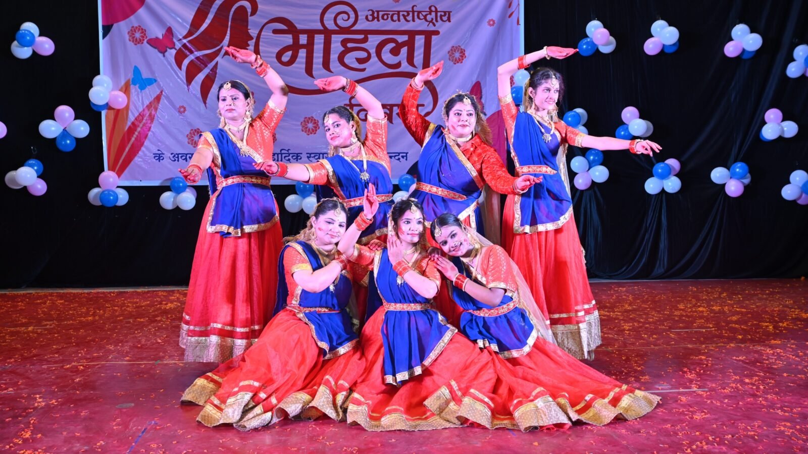 बनारस रेल इंजन कारखाना (बरेका) में 12 मार्च 2026 को अंतर्राष्ट्रीय महिला दिवस के अवसर पर भव्य सांस्कृतिक एवं महिला सशक्तिकरण समारोह आयोजित किया गया। मुख्य अतिथि गौरी श्रीवास्तव ने दीप प्रज्वलित कर कार्यक्रम का शुभारंभ किया। इस दौरान सेवानिवृत्त महिला कर्मचारियों को सम्मानित किया गया तथा सांस्कृतिक प्रस्तुतियों, कविता पाठ और नाटक के माध्यम से नारी शक्ति के योगदान को रेखांकित किया गया।