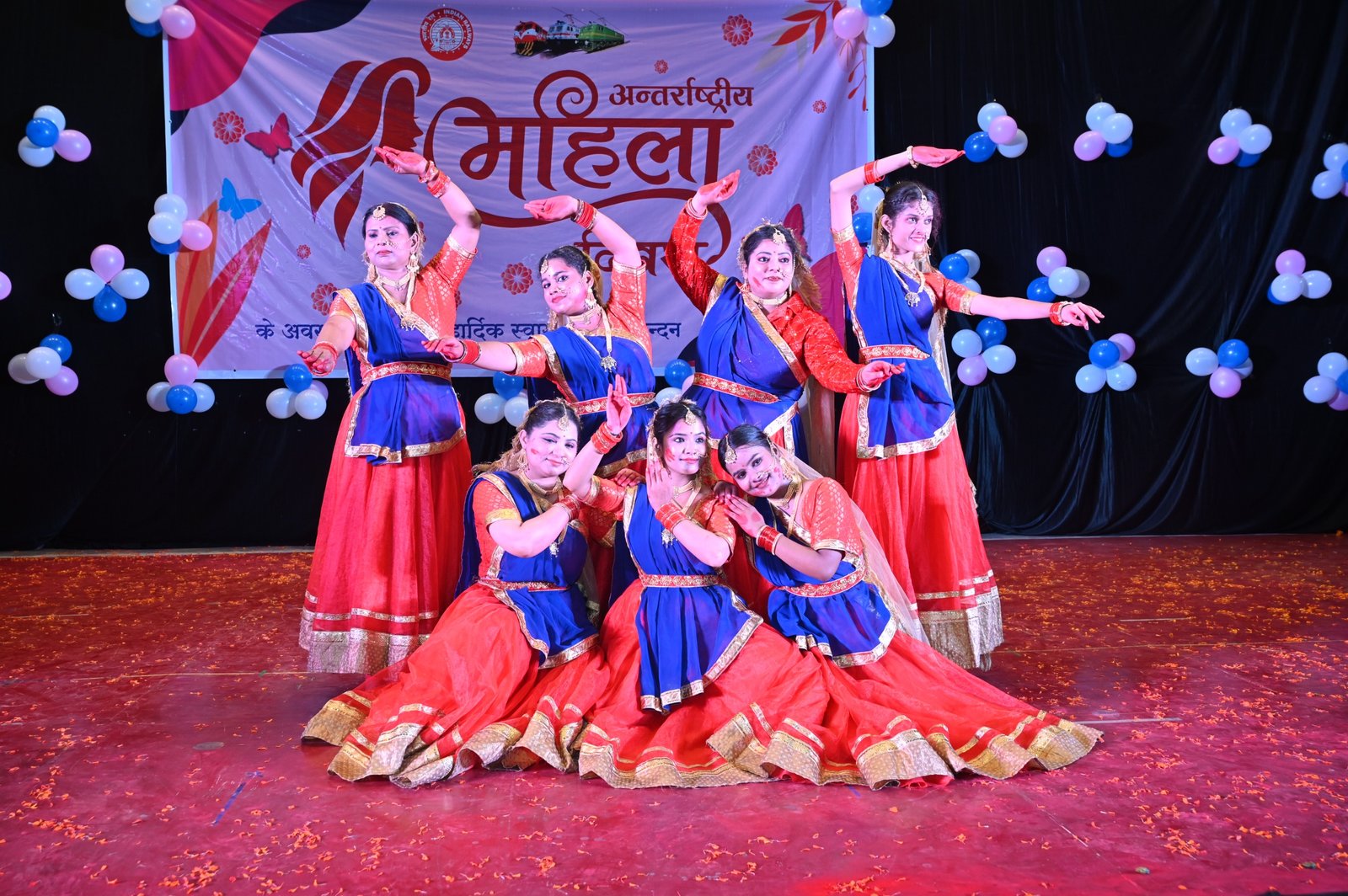 बनारस रेल इंजन कारखाना (बरेका) में 12 मार्च 2026 को अंतर्राष्ट्रीय महिला दिवस के अवसर पर भव्य सांस्कृतिक एवं महिला सशक्तिकरण समारोह आयोजित किया गया। मुख्य अतिथि गौरी श्रीवास्तव ने दीप प्रज्वलित कर कार्यक्रम का शुभारंभ किया। इस दौरान सेवानिवृत्त महिला कर्मचारियों को सम्मानित किया गया तथा सांस्कृतिक प्रस्तुतियों, कविता पाठ और नाटक के माध्यम से नारी शक्ति के योगदान को रेखांकित किया गया।