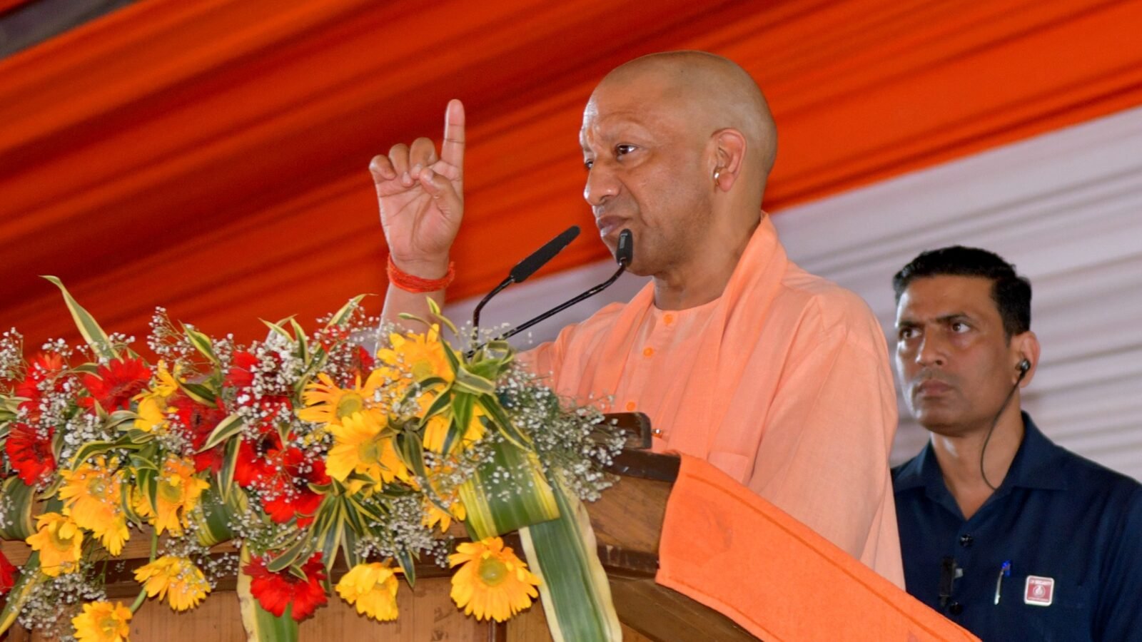 गोरखपुर में सीएम योगी आदित्यनाथ ने जनता से अपील की कि गैस सिलेंडर और पेट्रोल-डीजल के लिए अनावश्यक लाइन न लगाएं। निर्धारित समय पर बुकिंग से होम डिलीवरी होगी। उन्होंने अफवाहों से बचने और संयम रखने की सलाह दी। वैश्विक संकट के बीच सरकार के साथ सहयोग को सच्ची राष्ट्रभक्ति बताया और व्यवस्था बनाए रखने का भरोसा दिलाया।