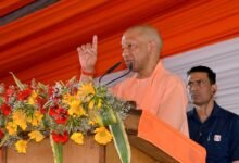 गोरखपुर में सीएम योगी आदित्यनाथ ने जनता से अपील की कि गैस सिलेंडर और पेट्रोल-डीजल के लिए अनावश्यक लाइन न लगाएं। निर्धारित समय पर बुकिंग से होम डिलीवरी होगी। उन्होंने अफवाहों से बचने और संयम रखने की सलाह दी। वैश्विक संकट के बीच सरकार के साथ सहयोग को सच्ची राष्ट्रभक्ति बताया और व्यवस्था बनाए रखने का भरोसा दिलाया।