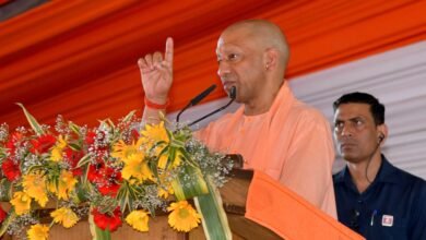 गोरखपुर में सीएम योगी आदित्यनाथ ने जनता से अपील की कि गैस सिलेंडर और पेट्रोल-डीजल के लिए अनावश्यक लाइन न लगाएं। निर्धारित समय पर बुकिंग से होम डिलीवरी होगी। उन्होंने अफवाहों से बचने और संयम रखने की सलाह दी। वैश्विक संकट के बीच सरकार के साथ सहयोग को सच्ची राष्ट्रभक्ति बताया और व्यवस्था बनाए रखने का भरोसा दिलाया।