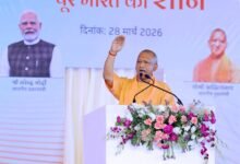 प्रधानमंत्री नरेंद्र मोदी की उपस्थिति में मुख्यमंत्री योगी आदित्यनाथ ने जेवर स्थित नोएडा इंटरनेशनल एयरपोर्ट के प्रथम चरण का उद्घाटन किया। सीएम ने इसे उत्तर प्रदेश के विकास का ‘लॉन्चपैड’ बताते हुए कहा कि यह परियोजना निवेश, व्यापार और रोजगार को नई दिशा देगी। एयरपोर्ट के माध्यम से यूपी को ग्लोबल एविएशन मैप पर नई पहचान मिलेगी। मल्टीमोडल कनेक्टिविटी और औद्योगिक विकास के साथ यह परियोजना प्रदेश की अर्थव्यवस्था को गति प्रदान करेगी।