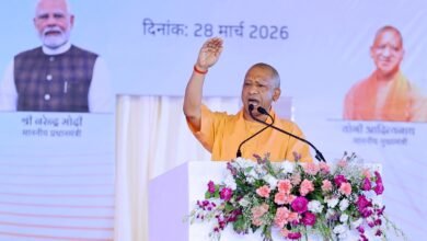 प्रधानमंत्री नरेंद्र मोदी की उपस्थिति में मुख्यमंत्री योगी आदित्यनाथ ने जेवर स्थित नोएडा इंटरनेशनल एयरपोर्ट के प्रथम चरण का उद्घाटन किया। सीएम ने इसे उत्तर प्रदेश के विकास का ‘लॉन्चपैड’ बताते हुए कहा कि यह परियोजना निवेश, व्यापार और रोजगार को नई दिशा देगी। एयरपोर्ट के माध्यम से यूपी को ग्लोबल एविएशन मैप पर नई पहचान मिलेगी। मल्टीमोडल कनेक्टिविटी और औद्योगिक विकास के साथ यह परियोजना प्रदेश की अर्थव्यवस्था को गति प्रदान करेगी।