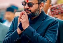 नेपाल में बालेन शाह और उनकी राष्ट्रीय स्वतंत्र पार्टी की बड़ी जीत ने देश की पारंपरिक राजनीतिक व्यवस्था को हिला दिया है। युवाओं के समर्थन से उभरे शाह भ्रष्टाचार विरोधी छवि और बदलाव के वादों के कारण तेजी से लोकप्रिय हुए हैं। उनकी संभावित प्रधानमंत्री पद की दावेदारी से नेपाल की आंतरिक राजनीति के साथ-साथ भारत-चीन संबंधों के संतुलन पर भी असर पड़ सकता है। हालांकि राष्ट्रवादी बयानबाजी के बावजूद नेपाल की अर्थव्यवस्था और भूगोल उसे भारत के साथ व्यावहारिक और मजबूत संबंध बनाए रखने की दिशा में प्रेरित करते हैं।