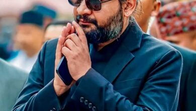 नेपाल में बालेन शाह और उनकी राष्ट्रीय स्वतंत्र पार्टी की बड़ी जीत ने देश की पारंपरिक राजनीतिक व्यवस्था को हिला दिया है। युवाओं के समर्थन से उभरे शाह भ्रष्टाचार विरोधी छवि और बदलाव के वादों के कारण तेजी से लोकप्रिय हुए हैं। उनकी संभावित प्रधानमंत्री पद की दावेदारी से नेपाल की आंतरिक राजनीति के साथ-साथ भारत-चीन संबंधों के संतुलन पर भी असर पड़ सकता है। हालांकि राष्ट्रवादी बयानबाजी के बावजूद नेपाल की अर्थव्यवस्था और भूगोल उसे भारत के साथ व्यावहारिक और मजबूत संबंध बनाए रखने की दिशा में प्रेरित करते हैं।