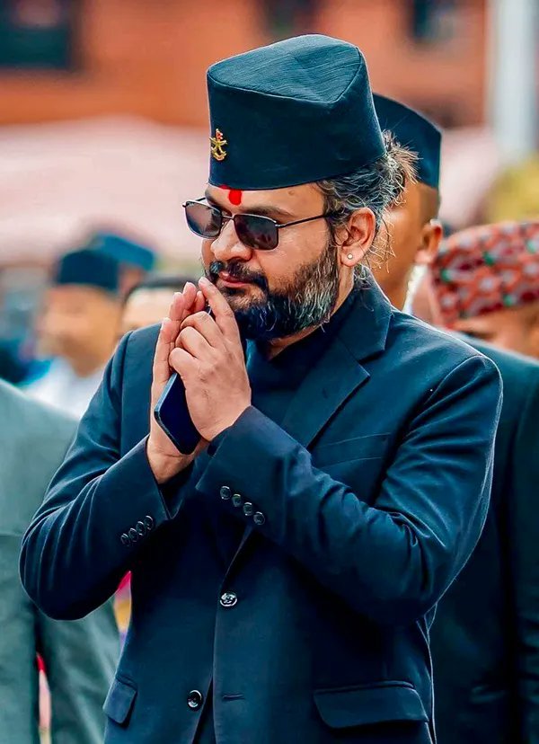 नेपाल में बालेन शाह और उनकी राष्ट्रीय स्वतंत्र पार्टी की बड़ी जीत ने देश की पारंपरिक राजनीतिक व्यवस्था को हिला दिया है। युवाओं के समर्थन से उभरे शाह भ्रष्टाचार विरोधी छवि और बदलाव के वादों के कारण तेजी से लोकप्रिय हुए हैं। उनकी संभावित प्रधानमंत्री पद की दावेदारी से नेपाल की आंतरिक राजनीति के साथ-साथ भारत-चीन संबंधों के संतुलन पर भी असर पड़ सकता है। हालांकि राष्ट्रवादी बयानबाजी के बावजूद नेपाल की अर्थव्यवस्था और भूगोल उसे भारत के साथ व्यावहारिक और मजबूत संबंध बनाए रखने की दिशा में प्रेरित करते हैं।