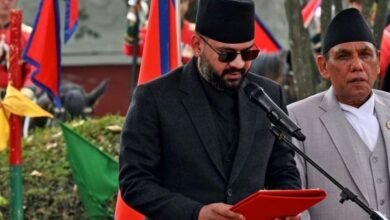 नेपाल की राजनीति में बड़ा बदलाव हुआ है। राष्ट्रपति राम चंद्र पौडेल ने राष्ट्रीय स्वतंत्र पार्टी के नेता बालेंद्र शाह को देश का 47वां प्रधानमंत्री नियुक्त किया है। काठमांडू मेयर पद से इस्तीफा देने के बाद शाह ने चुनाव जीतकर संसद में प्रवेश किया और अब नए नेतृत्व के साथ देश में परिवर्तन की उम्मीदें बढ़ गई हैं।