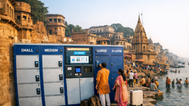 वाराणसी में श्रद्धालुओं की सुविधा के लिए डिजिटल लगेज लॉकर की शुरुआत होने जा रही है। विश्वनाथ मंदिर और दशाश्वमेध घाट के पास 225 लॉकर लगाए जाएंगे, जिनमें छोटे से बड़े सामान सुरक्षित रखे जा सकेंगे। डिजिटल पेमेंट से संचालित ये सुविधा यात्रियों को बेफिक्र होकर गंगा स्नान और दर्शन करने में मदद करेगी।