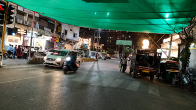 वाराणसी में भीषण गर्मी से राहत देने के लिए नगर निगम ने ‘ग्रीन शेड’ अभियान शुरू किया है। रथयात्रा चौराहे से इसकी शुरुआत हुई है। जल्द ही अन्य प्रमुख चौराहों और गंगा घाटों पर भी शेड लगाए जाएंगे। साथ ही 17 स्थानों पर वाटर कूलर और 22 जगह प्याऊ की व्यवस्था कर लोगों को ठंडा पानी उपलब्ध कराया जा रहा है।