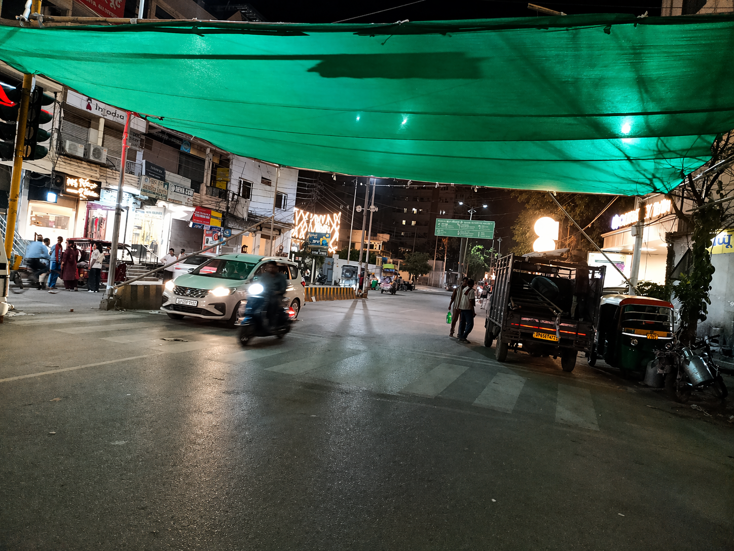 वाराणसी में भीषण गर्मी से राहत देने के लिए नगर निगम ने ‘ग्रीन शेड’ अभियान शुरू किया है। रथयात्रा चौराहे से इसकी शुरुआत हुई है। जल्द ही अन्य प्रमुख चौराहों और गंगा घाटों पर भी शेड लगाए जाएंगे। साथ ही 17 स्थानों पर वाटर कूलर और 22 जगह प्याऊ की व्यवस्था कर लोगों को ठंडा पानी उपलब्ध कराया जा रहा है।