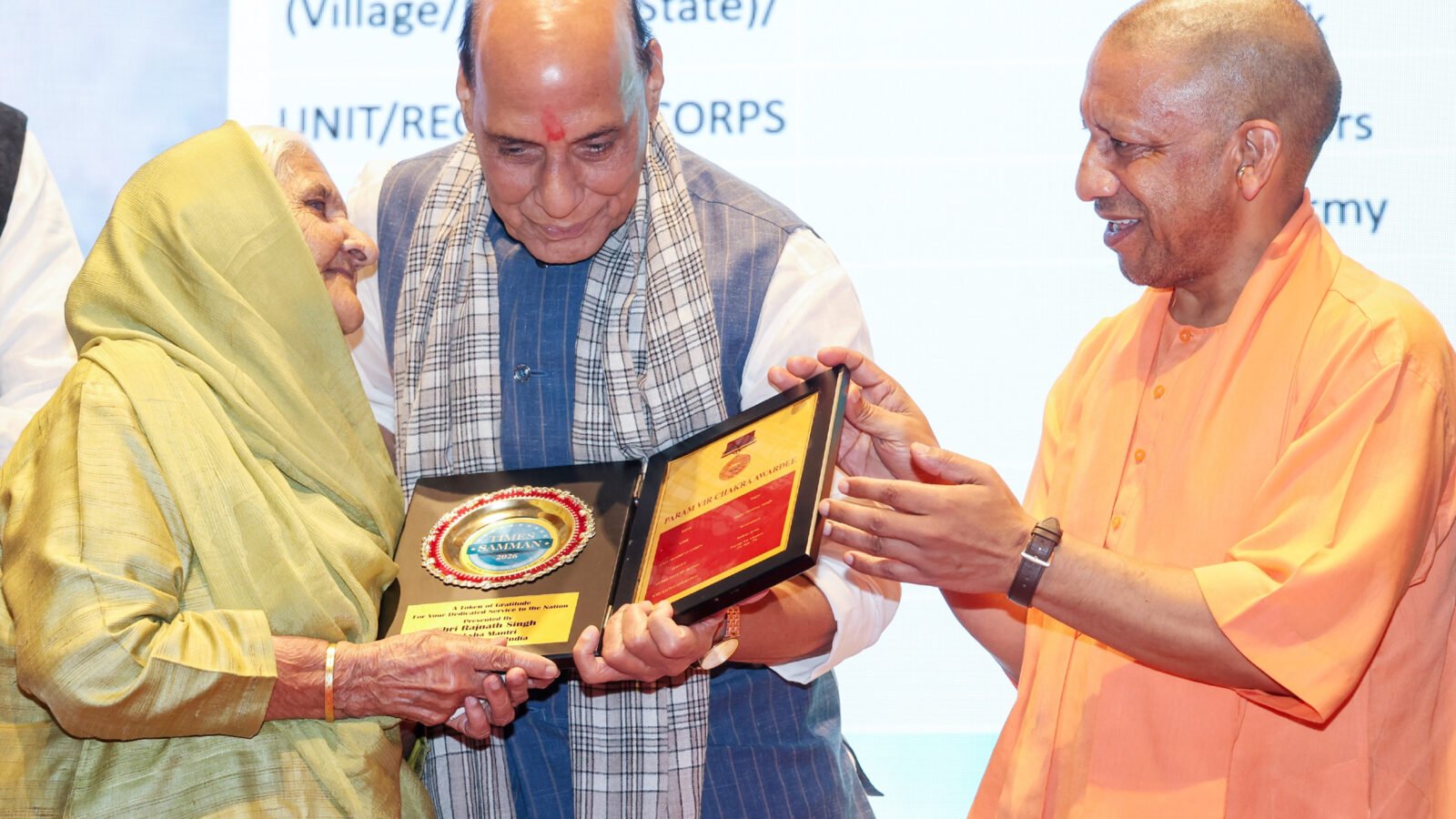 लखनऊ में आयोजित ‘टाइम्स सम्मान-2026’ कार्यक्रम में मुख्यमंत्री योगी आदित्यनाथ ने सैनिकों और वीर परिवारों के अद्वितीय त्याग को राष्ट्र की असली ताकत बताया। रक्षा मंत्री राजनाथ सिंह की उपस्थिति में उन्होंने कहा कि हर सैनिक की सांस में भारत बसता है और उसकी वीरता देश को सुरक्षित रखती है। ब्रह्मोस मिसाइल, डिफेंस कॉरिडोर और ड्रोन तकनीक के जरिए यूपी आत्मनिर्भरता की ओर बढ़ रहा है। यह सम्मान उन अनदेखे आंसुओं और बलिदानों को समर्पित है, जो मंच तक नहीं पहुंच पाते।
