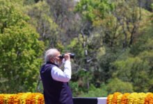 प्रधानमंत्री नरेंद्र मोदी ने 212 किमी लंबे दिल्ली-देहरादून ग्रीनफील्ड एक्सप्रेस-वे का लोकार्पण किया, जिसमें 12 किमी का वन्यजीव गलियारा प्रमुख आकर्षण है। इस परियोजना से दिल्ली से देहरादून की दूरी ढाई घंटे में तय होगी। लगभग 13,000 करोड़ रुपये की लागत से बने इस एक्सप्रेस-वे में 62 फ्लाईओवर और 113 अंडरपास हैं। वन्यजीवों की सुरक्षा के लिए विशेष कॉरिडोर बनाया गया है। सहारनपुर में पीएम का भव्य स्वागत हुआ और उन्होंने मां डाट काली मंदिर में पूजा-अर्चना भी की।