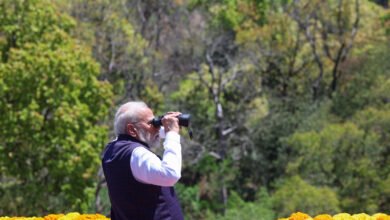 प्रधानमंत्री नरेंद्र मोदी ने 212 किमी लंबे दिल्ली-देहरादून ग्रीनफील्ड एक्सप्रेस-वे का लोकार्पण किया, जिसमें 12 किमी का वन्यजीव गलियारा प्रमुख आकर्षण है। इस परियोजना से दिल्ली से देहरादून की दूरी ढाई घंटे में तय होगी। लगभग 13,000 करोड़ रुपये की लागत से बने इस एक्सप्रेस-वे में 62 फ्लाईओवर और 113 अंडरपास हैं। वन्यजीवों की सुरक्षा के लिए विशेष कॉरिडोर बनाया गया है। सहारनपुर में पीएम का भव्य स्वागत हुआ और उन्होंने मां डाट काली मंदिर में पूजा-अर्चना भी की।