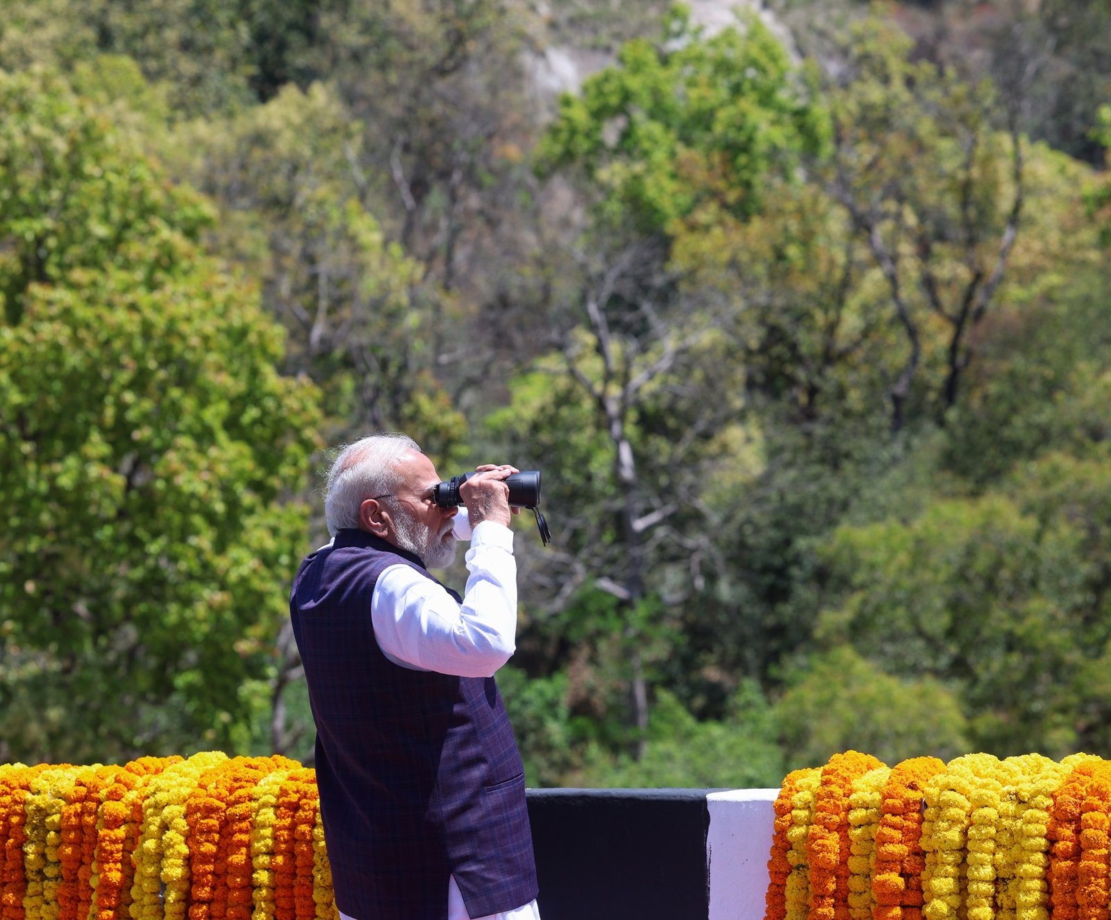 प्रधानमंत्री नरेंद्र मोदी ने 212 किमी लंबे दिल्ली-देहरादून ग्रीनफील्ड एक्सप्रेस-वे का लोकार्पण किया, जिसमें 12 किमी का वन्यजीव गलियारा प्रमुख आकर्षण है। इस परियोजना से दिल्ली से देहरादून की दूरी ढाई घंटे में तय होगी। लगभग 13,000 करोड़ रुपये की लागत से बने इस एक्सप्रेस-वे में 62 फ्लाईओवर और 113 अंडरपास हैं। वन्यजीवों की सुरक्षा के लिए विशेष कॉरिडोर बनाया गया है। सहारनपुर में पीएम का भव्य स्वागत हुआ और उन्होंने मां डाट काली मंदिर में पूजा-अर्चना भी की।