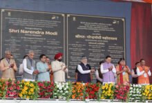 प्रधानमंत्री नरेंद्र मोदी ने दिल्ली-देहरादून आर्थिक गलियारे का उद्घाटन करते हुए इसे उत्तराखंड और पश्चिमी उत्तर प्रदेश के विकास का नया इंजन बताया। उन्होंने कहा कि इस एक्सप्रेसवे से यात्रा समय कम होगा, व्यापार और पर्यटन को बढ़ावा मिलेगा तथा रोजगार के नए अवसर सृजित होंगे। लगभग 12,000 करोड़ रुपये की इस परियोजना से किसानों, उद्योगों और स्थानीय अर्थव्यवस्था को लाभ मिलेगा। साथ ही, पर्यावरण संरक्षण और वन्यजीव सुरक्षा के लिए विशेष कदम भी उठाए गए हैं।