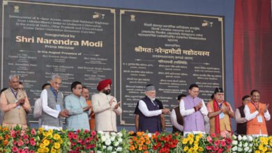 प्रधानमंत्री नरेंद्र मोदी ने दिल्ली-देहरादून आर्थिक गलियारे का उद्घाटन करते हुए इसे उत्तराखंड और पश्चिमी उत्तर प्रदेश के विकास का नया इंजन बताया। उन्होंने कहा कि इस एक्सप्रेसवे से यात्रा समय कम होगा, व्यापार और पर्यटन को बढ़ावा मिलेगा तथा रोजगार के नए अवसर सृजित होंगे। लगभग 12,000 करोड़ रुपये की इस परियोजना से किसानों, उद्योगों और स्थानीय अर्थव्यवस्था को लाभ मिलेगा। साथ ही, पर्यावरण संरक्षण और वन्यजीव सुरक्षा के लिए विशेष कदम भी उठाए गए हैं।