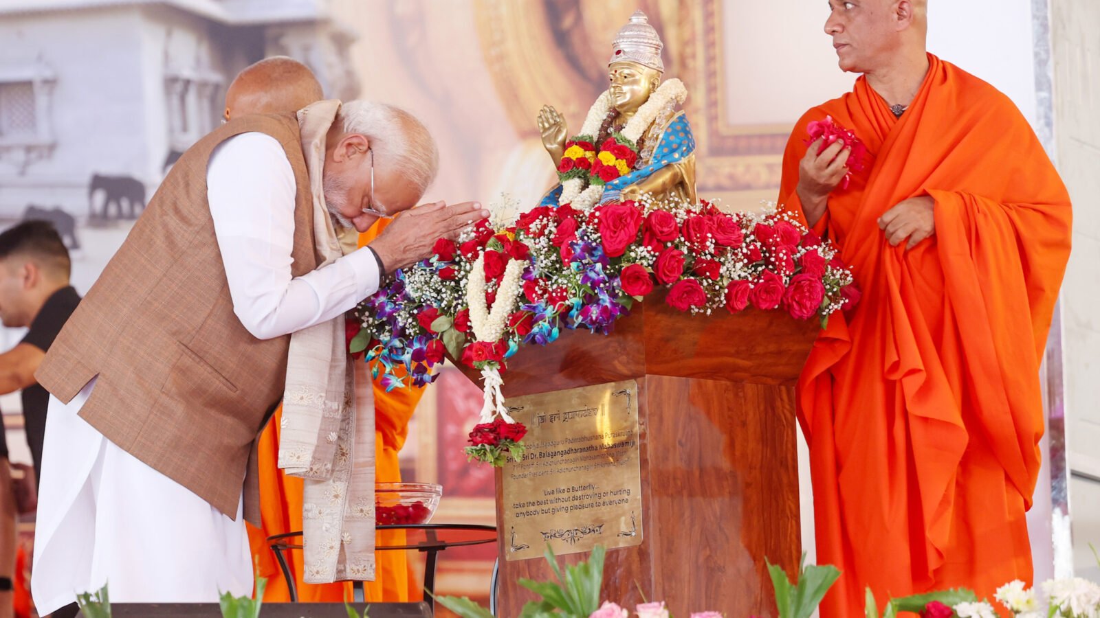 प्रधानमंत्री नरेंद्र मोदी ने कर्नाटक के मांड्या स्थित श्री क्षेत्र आदिचुंचनगिरि में श्री गुरु भैरवैक्य मंदिर का उद्घाटन किया। उन्होंने इस अवसर को दिव्य अनुभव बताते हुए संत परंपरा और सेवा भाव की सराहना की। पीएम ने जल संरक्षण, स्वच्छता, वृक्षारोपण, फिटनेस, प्राकृतिक खेती और आत्मनिर्भरता जैसे 9 संकल्पों का आह्वान किया। उन्होंने आयुष्मान भारत योजना और मठ के सामाजिक कार्यों को जोड़ते हुए समाज सेवा को सच्ची भक्ति बताया और विकसित भारत के निर्माण पर जोर दिया।