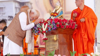 प्रधानमंत्री नरेंद्र मोदी ने कर्नाटक के मांड्या स्थित श्री क्षेत्र आदिचुंचनगिरि में श्री गुरु भैरवैक्य मंदिर का उद्घाटन किया। उन्होंने इस अवसर को दिव्य अनुभव बताते हुए संत परंपरा और सेवा भाव की सराहना की। पीएम ने जल संरक्षण, स्वच्छता, वृक्षारोपण, फिटनेस, प्राकृतिक खेती और आत्मनिर्भरता जैसे 9 संकल्पों का आह्वान किया। उन्होंने आयुष्मान भारत योजना और मठ के सामाजिक कार्यों को जोड़ते हुए समाज सेवा को सच्ची भक्ति बताया और विकसित भारत के निर्माण पर जोर दिया।