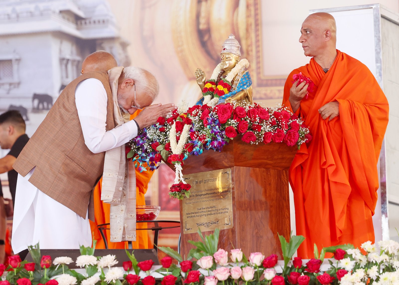 प्रधानमंत्री नरेंद्र मोदी ने कर्नाटक के मांड्या स्थित श्री क्षेत्र आदिचुंचनगिरि में श्री गुरु भैरवैक्य मंदिर का उद्घाटन किया। उन्होंने इस अवसर को दिव्य अनुभव बताते हुए संत परंपरा और सेवा भाव की सराहना की। पीएम ने जल संरक्षण, स्वच्छता, वृक्षारोपण, फिटनेस, प्राकृतिक खेती और आत्मनिर्भरता जैसे 9 संकल्पों का आह्वान किया। उन्होंने आयुष्मान भारत योजना और मठ के सामाजिक कार्यों को जोड़ते हुए समाज सेवा को सच्ची भक्ति बताया और विकसित भारत के निर्माण पर जोर दिया।