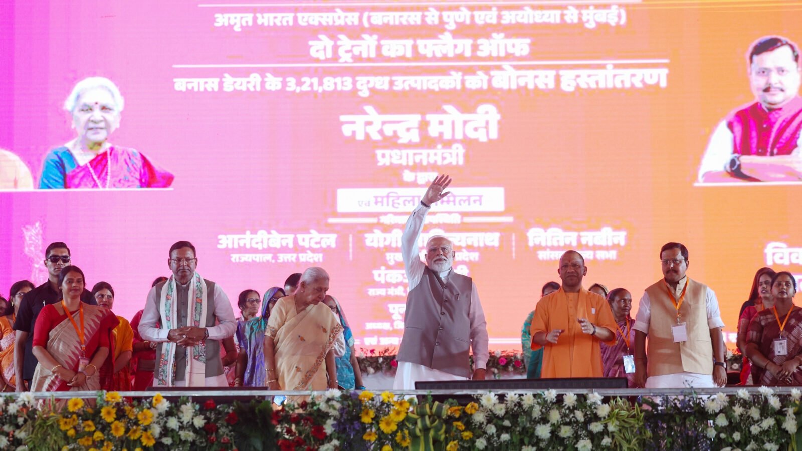 वाराणसी में प्रधानमंत्री नरेंद्र मोदी ने विकास और नारीशक्ति के समागम को नई दिशा दी। उन्होंने हजारों करोड़ की परियोजनाओं का शिलान्यास और लोकार्पण करते हुए काशी को नई कनेक्टिविटी, स्वास्थ्य सुविधाएं और बुनियादी ढांचा प्रदान किया। अमृत भारत ट्रेनों की शुरुआत, सिग्नेचर ब्रिज, मल्टी सुपर स्पेशियलिटी अस्पताल सहित कई योजनाओं से शहर को बड़ा लाभ मिलेगा। साथ ही महिलाओं के सशक्तिकरण, आर्थिक भागीदारी और सुरक्षा को लेकर सरकार की प्रतिबद्धता दोहराई गई, जिससे काशी के समग्र विकास को गति मिलेगी।