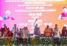 वाराणसी में प्रधानमंत्री नरेंद्र मोदी ने विकास और नारीशक्ति के समागम को नई दिशा दी। उन्होंने हजारों करोड़ की परियोजनाओं का शिलान्यास और लोकार्पण करते हुए काशी को नई कनेक्टिविटी, स्वास्थ्य सुविधाएं और बुनियादी ढांचा प्रदान किया। अमृत भारत ट्रेनों की शुरुआत, सिग्नेचर ब्रिज, मल्टी सुपर स्पेशियलिटी अस्पताल सहित कई योजनाओं से शहर को बड़ा लाभ मिलेगा। साथ ही महिलाओं के सशक्तिकरण, आर्थिक भागीदारी और सुरक्षा को लेकर सरकार की प्रतिबद्धता दोहराई गई, जिससे काशी के समग्र विकास को गति मिलेगी।