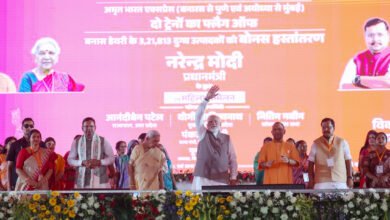 वाराणसी में प्रधानमंत्री नरेंद्र मोदी ने विकास और नारीशक्ति के समागम को नई दिशा दी। उन्होंने हजारों करोड़ की परियोजनाओं का शिलान्यास और लोकार्पण करते हुए काशी को नई कनेक्टिविटी, स्वास्थ्य सुविधाएं और बुनियादी ढांचा प्रदान किया। अमृत भारत ट्रेनों की शुरुआत, सिग्नेचर ब्रिज, मल्टी सुपर स्पेशियलिटी अस्पताल सहित कई योजनाओं से शहर को बड़ा लाभ मिलेगा। साथ ही महिलाओं के सशक्तिकरण, आर्थिक भागीदारी और सुरक्षा को लेकर सरकार की प्रतिबद्धता दोहराई गई, जिससे काशी के समग्र विकास को गति मिलेगी।