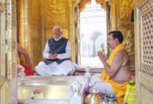 वाराणसी में प्रधानमंत्री नरेंद्र मोदी ने बरेका से काशी विश्वनाथ धाम तक भव्य रोड शो किया, जिसमें हजारों लोगों ने पुष्पवर्षा और जयघोष से स्वागत किया। मंडुआडीह, लहुराबीर, मैदागिन समेत प्रमुख स्थानों पर ढोल-नगाड़ों और शंखनाद से माहौल भक्तिमय रहा। धाम पहुंचने पर बटुकों ने शंख बजाकर उनका अभिनंदन किया। प्रधानमंत्री ने मंदिर में विधिवत दर्शन-पूजन कर देश की सुख-समृद्धि की कामना की। यह दौरा धार्मिक आस्था और जनसमर्थन का प्रतीक बना।