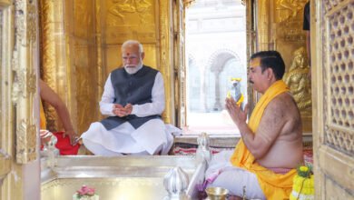 वाराणसी में प्रधानमंत्री नरेंद्र मोदी ने बरेका से काशी विश्वनाथ धाम तक भव्य रोड शो किया, जिसमें हजारों लोगों ने पुष्पवर्षा और जयघोष से स्वागत किया। मंडुआडीह, लहुराबीर, मैदागिन समेत प्रमुख स्थानों पर ढोल-नगाड़ों और शंखनाद से माहौल भक्तिमय रहा। धाम पहुंचने पर बटुकों ने शंख बजाकर उनका अभिनंदन किया। प्रधानमंत्री ने मंदिर में विधिवत दर्शन-पूजन कर देश की सुख-समृद्धि की कामना की। यह दौरा धार्मिक आस्था और जनसमर्थन का प्रतीक बना।