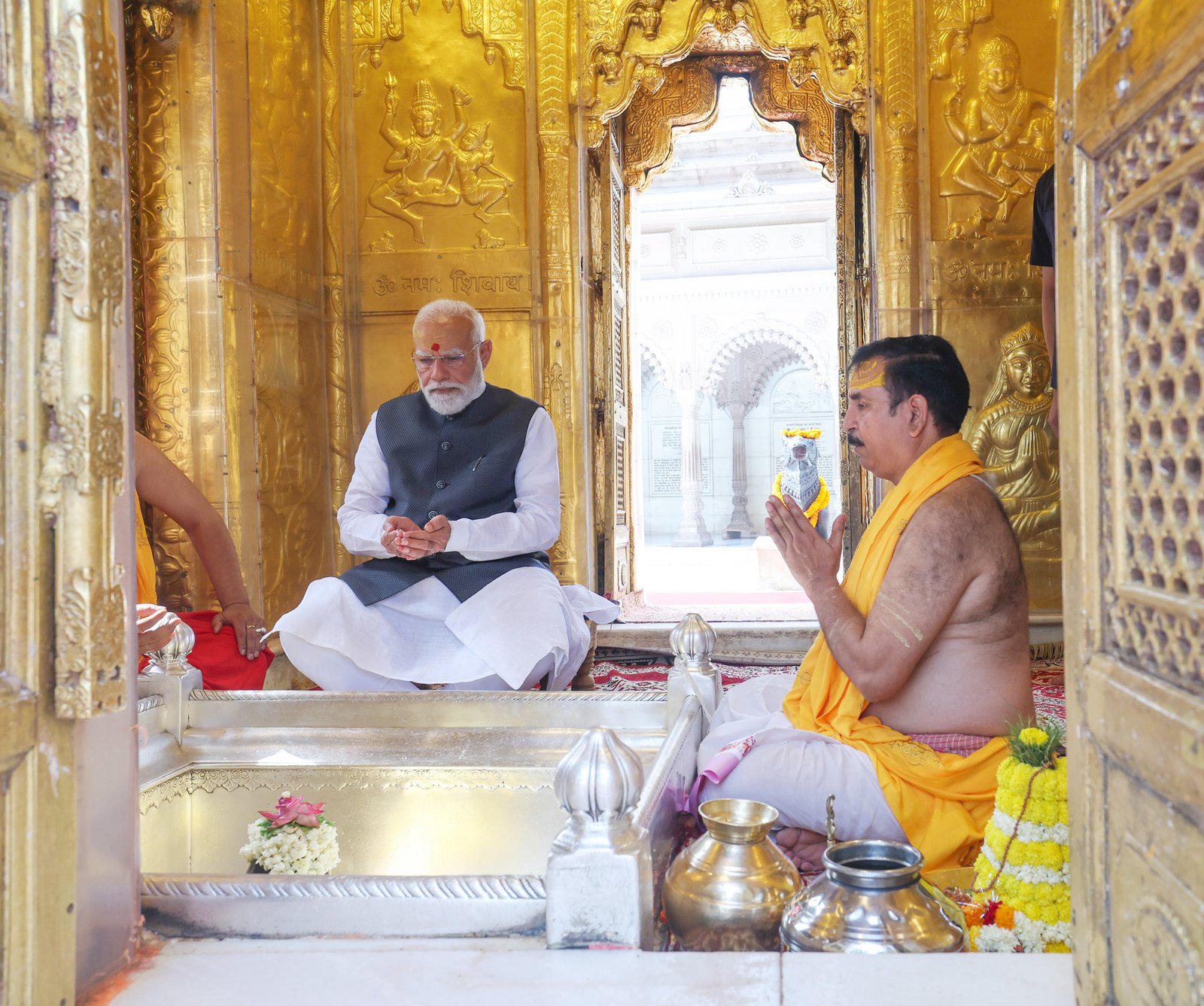 वाराणसी में प्रधानमंत्री नरेंद्र मोदी ने बरेका से काशी विश्वनाथ धाम तक भव्य रोड शो किया, जिसमें हजारों लोगों ने पुष्पवर्षा और जयघोष से स्वागत किया। मंडुआडीह, लहुराबीर, मैदागिन समेत प्रमुख स्थानों पर ढोल-नगाड़ों और शंखनाद से माहौल भक्तिमय रहा। धाम पहुंचने पर बटुकों ने शंख बजाकर उनका अभिनंदन किया। प्रधानमंत्री ने मंदिर में विधिवत दर्शन-पूजन कर देश की सुख-समृद्धि की कामना की। यह दौरा धार्मिक आस्था और जनसमर्थन का प्रतीक बना।