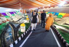 गंगा एक्सप्रेसवे उत्तर प्रदेश के आर्थिक विकास की नई धुरी बनकर उभर रहा है। मेरठ से प्रयागराज तक 594 किमी लंबा यह एक्सप्रेसवे यात्रा समय घटाकर लॉजिस्टिक्स लागत कम करेगा और 12 जिलों में औद्योगिक विकास को गति देगा। फूड प्रोसेसिंग, एमएसएमई, लॉजिस्टिक्स और मैन्युफैक्चरिंग सेक्टर को नई ऊर्जा मिलेगी। यह परियोजना निवेश आकर्षित कर रोजगार के अवसर बढ़ाएगी और प्रदेश को 1 ट्रिलियन डॉलर अर्थव्यवस्था के लक्ष्य के करीब पहुंचाने में महत्वपूर्ण भूमिका निभाएगी।