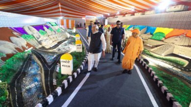 गंगा एक्सप्रेसवे उत्तर प्रदेश के आर्थिक विकास की नई धुरी बनकर उभर रहा है। मेरठ से प्रयागराज तक 594 किमी लंबा यह एक्सप्रेसवे यात्रा समय घटाकर लॉजिस्टिक्स लागत कम करेगा और 12 जिलों में औद्योगिक विकास को गति देगा। फूड प्रोसेसिंग, एमएसएमई, लॉजिस्टिक्स और मैन्युफैक्चरिंग सेक्टर को नई ऊर्जा मिलेगी। यह परियोजना निवेश आकर्षित कर रोजगार के अवसर बढ़ाएगी और प्रदेश को 1 ट्रिलियन डॉलर अर्थव्यवस्था के लक्ष्य के करीब पहुंचाने में महत्वपूर्ण भूमिका निभाएगी।