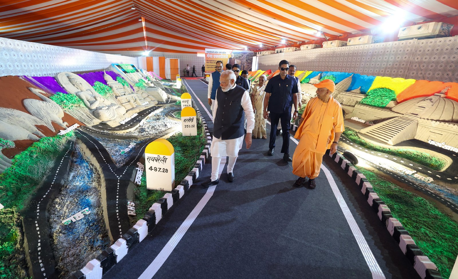 गंगा एक्सप्रेसवे उत्तर प्रदेश के आर्थिक विकास की नई धुरी बनकर उभर रहा है। मेरठ से प्रयागराज तक 594 किमी लंबा यह एक्सप्रेसवे यात्रा समय घटाकर लॉजिस्टिक्स लागत कम करेगा और 12 जिलों में औद्योगिक विकास को गति देगा। फूड प्रोसेसिंग, एमएसएमई, लॉजिस्टिक्स और मैन्युफैक्चरिंग सेक्टर को नई ऊर्जा मिलेगी। यह परियोजना निवेश आकर्षित कर रोजगार के अवसर बढ़ाएगी और प्रदेश को 1 ट्रिलियन डॉलर अर्थव्यवस्था के लक्ष्य के करीब पहुंचाने में महत्वपूर्ण भूमिका निभाएगी।