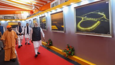 हरदोई में गंगा एक्सप्रेसवे के लोकार्पण समारोह ने जनउत्सव का रूप ले लिया, जहां Narendra Modi और Yogi Adityanath के स्वागत में “जय श्रीराम” और “गंगा मैया की जय” के उद्घोष गूंज उठे। 594 किमी लंबा यह हाईटेक एक्सप्रेसवे आधुनिक सुविधाओं, सुरक्षा तंत्र और इंडस्ट्रियल कॉरिडोर के साथ प्रदेश में तेज कनेक्टिविटी, निवेश, रोजगार और आर्थिक विकास की नई दिशा तय करेगा।