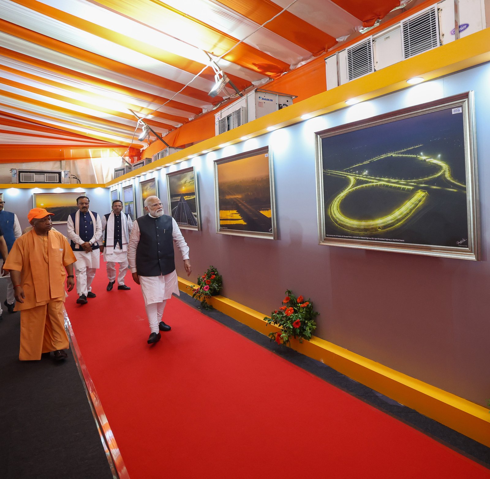 हरदोई में गंगा एक्सप्रेसवे के लोकार्पण समारोह ने जनउत्सव का रूप ले लिया, जहां Narendra Modi और Yogi Adityanath के स्वागत में “जय श्रीराम” और “गंगा मैया की जय” के उद्घोष गूंज उठे। 594 किमी लंबा यह हाईटेक एक्सप्रेसवे आधुनिक सुविधाओं, सुरक्षा तंत्र और इंडस्ट्रियल कॉरिडोर के साथ प्रदेश में तेज कनेक्टिविटी, निवेश, रोजगार और आर्थिक विकास की नई दिशा तय करेगा।