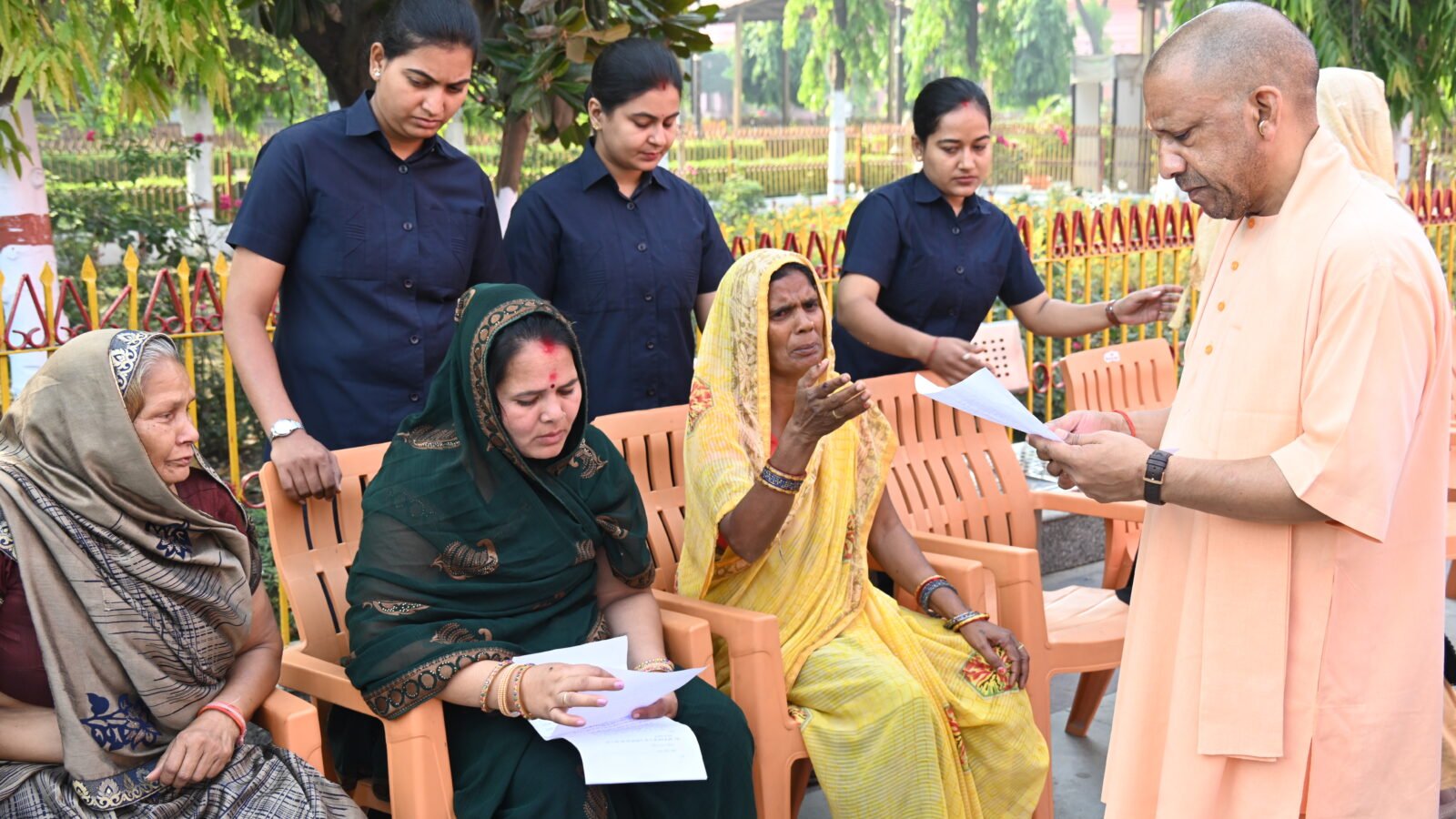 गोरखपुर में मुख्यमंत्री Yogi Adityanath ने जनता दर्शन के दौरान अधिकारियों को भूमि विवादों के त्वरित निस्तारण के निर्देश दिए। उन्होंने कहा कि अवैध कब्जा करने वालों पर सख्त कार्रवाई हो। करीब 200 लोगों की समस्याएं सुनते हुए इलाज के लिए आर्थिक सहायता और निष्पक्ष पुलिस कार्रवाई का भरोसा भी दिलाया।