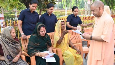 गोरखपुर में मुख्यमंत्री Yogi Adityanath ने जनता दर्शन के दौरान अधिकारियों को भूमि विवादों के त्वरित निस्तारण के निर्देश दिए। उन्होंने कहा कि अवैध कब्जा करने वालों पर सख्त कार्रवाई हो। करीब 200 लोगों की समस्याएं सुनते हुए इलाज के लिए आर्थिक सहायता और निष्पक्ष पुलिस कार्रवाई का भरोसा भी दिलाया।