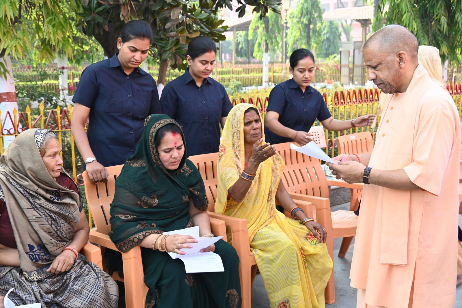 गोरखपुर में मुख्यमंत्री Yogi Adityanath ने जनता दर्शन के दौरान अधिकारियों को भूमि विवादों के त्वरित निस्तारण के निर्देश दिए। उन्होंने कहा कि अवैध कब्जा करने वालों पर सख्त कार्रवाई हो। करीब 200 लोगों की समस्याएं सुनते हुए इलाज के लिए आर्थिक सहायता और निष्पक्ष पुलिस कार्रवाई का भरोसा भी दिलाया।