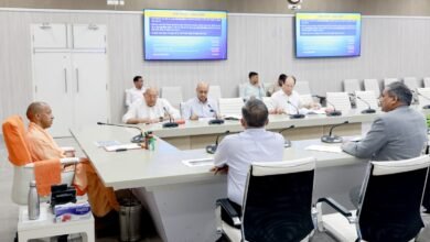 मुख्यमंत्री योगी आदित्यनाथ ने प्रदेश में फार्मर रजिस्ट्री को तेजी से लागू करने के निर्देश दिए हैं। सभी किसानों का पंजीकरण सुनिश्चित करने के लिए ग्राम पंचायत स्तर पर शिविर लगाए जाएंगे। पीएम किसान, फसल बीमा समेत सभी योजनाओं को एकीकृत कर डिजिटल लाभ वितरण प्रणाली विकसित की जाएगी। पोर्टल 1 मई 2026 तक पूर्ण रूप से क्रियाशील होगा।