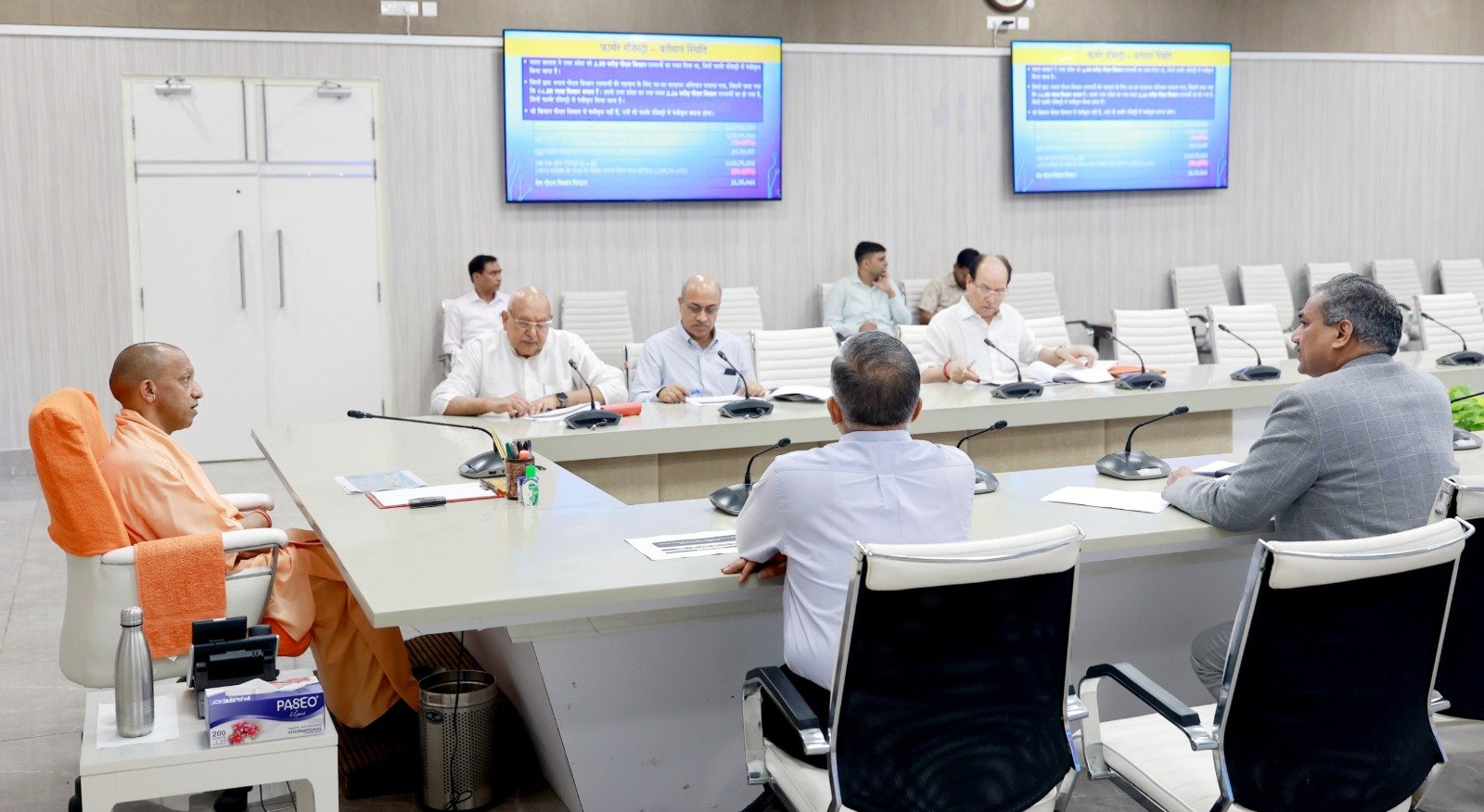 मुख्यमंत्री योगी आदित्यनाथ ने प्रदेश में फार्मर रजिस्ट्री को तेजी से लागू करने के निर्देश दिए हैं। सभी किसानों का पंजीकरण सुनिश्चित करने के लिए ग्राम पंचायत स्तर पर शिविर लगाए जाएंगे। पीएम किसान, फसल बीमा समेत सभी योजनाओं को एकीकृत कर डिजिटल लाभ वितरण प्रणाली विकसित की जाएगी। पोर्टल 1 मई 2026 तक पूर्ण रूप से क्रियाशील होगा।