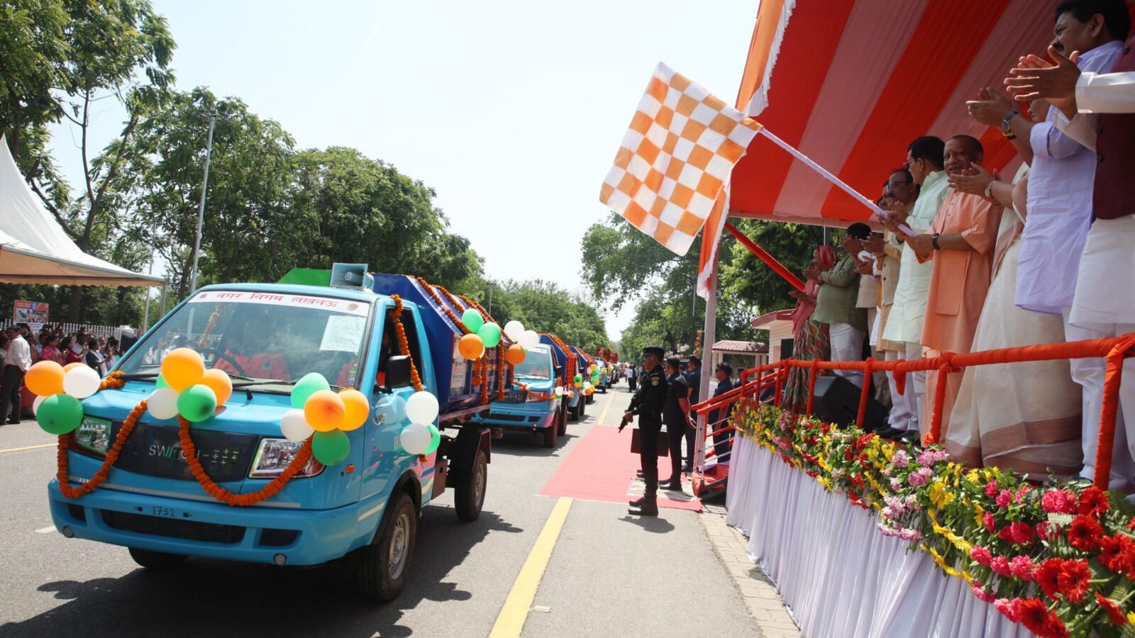 मुख्यमंत्री योगी आदित्यनाथ ने लखनऊ में कूड़ा प्रबंधन को मजबूत बनाने के लिए 250 इलेक्ट्रिक और सीएनजी वाहनों को हरी झंडी दिखाई। उन्होंने कहा कि 2017 के बाद स्वच्छता और विकास में बड़ा बदलाव आया है और लखनऊ अब देश के टॉप-3 स्वच्छ शहरों में शामिल है। सरकार ‘नेट जीरो’ लक्ष्य की दिशा में काम कर रही है। साथ ही सोलर एनर्जी, एलईडी लाइटिंग, इलेक्ट्रिक बसों और बेहतर इंफ्रास्ट्रक्चर से शहर को क्लीन और ग्रीन सिटी बनाने पर जोर दिया जा रहा है।