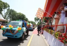 मुख्यमंत्री योगी आदित्यनाथ ने लखनऊ में कूड़ा प्रबंधन को मजबूत बनाने के लिए 250 इलेक्ट्रिक और सीएनजी वाहनों को हरी झंडी दिखाई। उन्होंने कहा कि 2017 के बाद स्वच्छता और विकास में बड़ा बदलाव आया है और लखनऊ अब देश के टॉप-3 स्वच्छ शहरों में शामिल है। सरकार ‘नेट जीरो’ लक्ष्य की दिशा में काम कर रही है। साथ ही सोलर एनर्जी, एलईडी लाइटिंग, इलेक्ट्रिक बसों और बेहतर इंफ्रास्ट्रक्चर से शहर को क्लीन और ग्रीन सिटी बनाने पर जोर दिया जा रहा है।