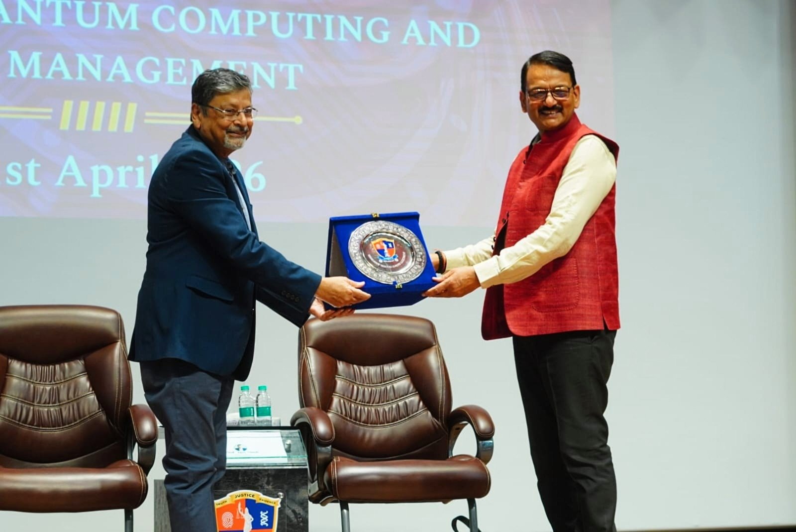 उत्तर प्रदेश सरकार साइबर अपराध पर नियंत्रण के लिए लखनऊ स्थित स्टेट इंस्टीट्यूट ऑफ फॉरेंसिक साइंस में 500 साइबर फॉरेंसिक वॉरियर तैयार कर रही है। यह पहल डीपफेक, वॉइस क्लोनिंग और एआई आधारित साइबर हमलों से निपटने में सहायक होगी। विशेषज्ञों के अनुसार भविष्य में साइबर अपराध जटिल होंगे, लेकिन यूपी की तैयारी मजबूत सुरक्षा सुनिश्चित करेगी।