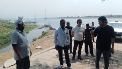 वाराणसी में स्वच्छ काशी-सुंदर काशी अभियान के तहत नगर आयुक्त हिमांशु नागपाल ने आदि केशव घाट का निरीक्षण किया। उन्होंने सफाई व्यवस्था को लेकर सख्त निर्देश दिए और कहा कि घाटों की स्वच्छता में कोई समझौता नहीं होगा। सार्वजनिक शौचालय और कूड़ा उठान व्यवस्था की भी समीक्षा कर जिम्मेदारों को सतर्क रहने को कहा।