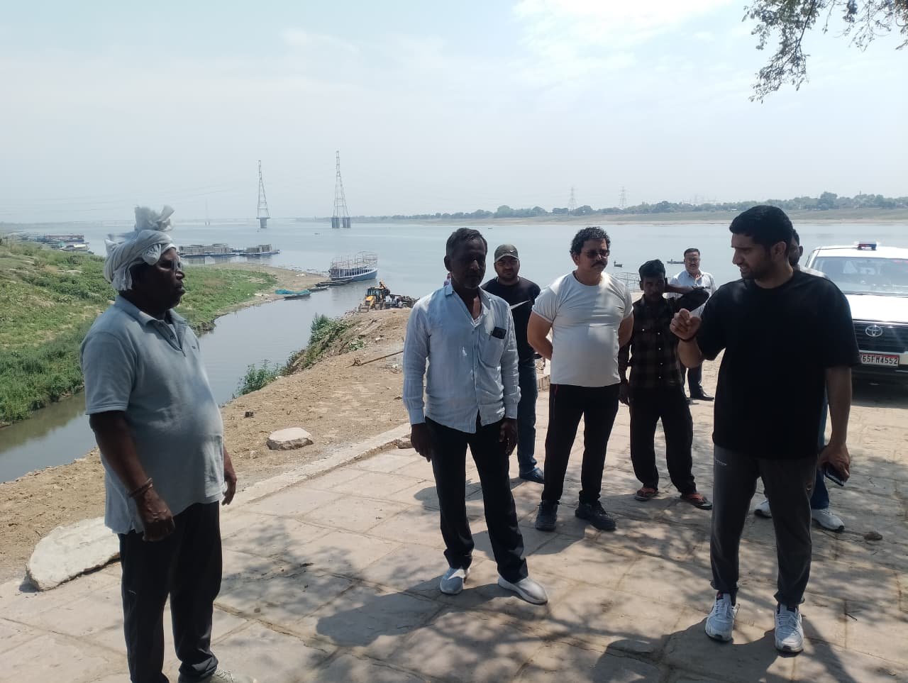 वाराणसी में स्वच्छ काशी-सुंदर काशी अभियान के तहत नगर आयुक्त हिमांशु नागपाल ने आदि केशव घाट का निरीक्षण किया। उन्होंने सफाई व्यवस्था को लेकर सख्त निर्देश दिए और कहा कि घाटों की स्वच्छता में कोई समझौता नहीं होगा। सार्वजनिक शौचालय और कूड़ा उठान व्यवस्था की भी समीक्षा कर जिम्मेदारों को सतर्क रहने को कहा।