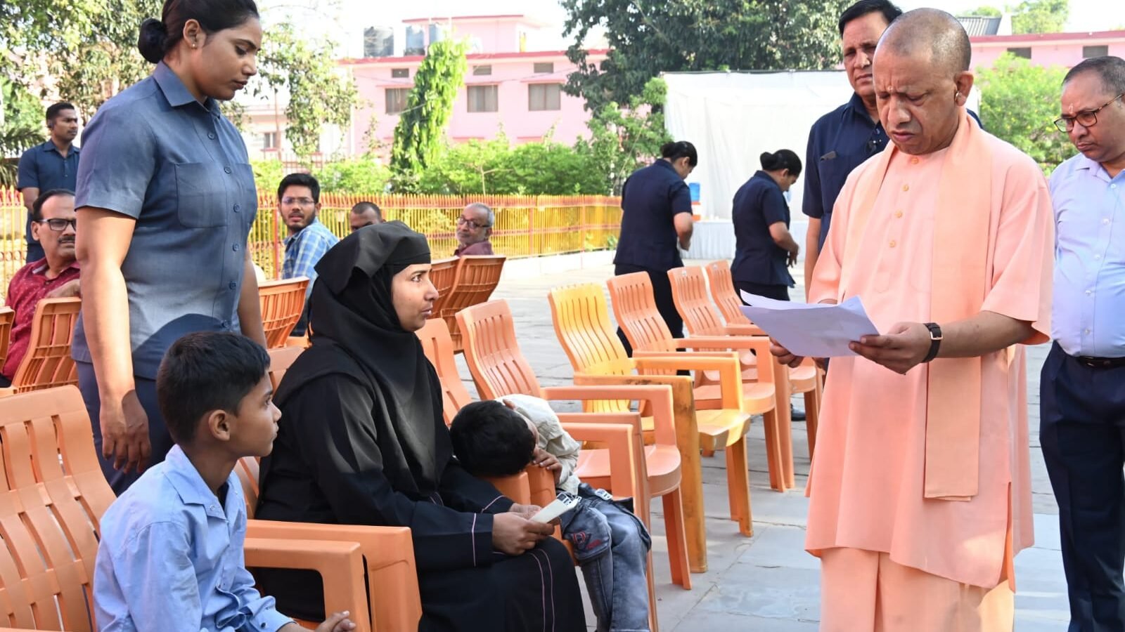 गोरखपुर में मुख्यमंत्री योगी आदित्यनाथ ने गोरखनाथ मंदिर में जनता दर्शन के दौरान करीब 100 लोगों की समस्याएं सुनीं। उन्होंने अधिकारियों को समयबद्ध निस्तारण के निर्देश दिए। आवास और गंभीर बीमारियों के इलाज के लिए आर्थिक सहायता का भरोसा दिया। बच्चों को चॉकलेट देकर पढ़ाई के लिए प्रेरित भी किया। सरकार हर जरूरतमंद के साथ खड़ी है।